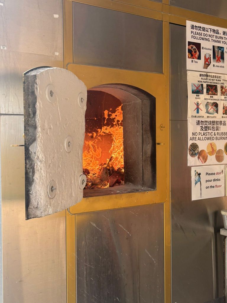 https://purelanders.com/2024/04/01/is-it-advisable-for-buddhists-to-burn-paper-offerings-for-the-deceased/
